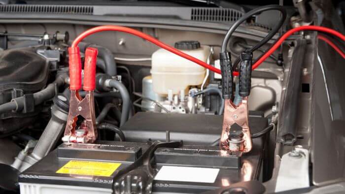 does a car battery recharge itself overnight?